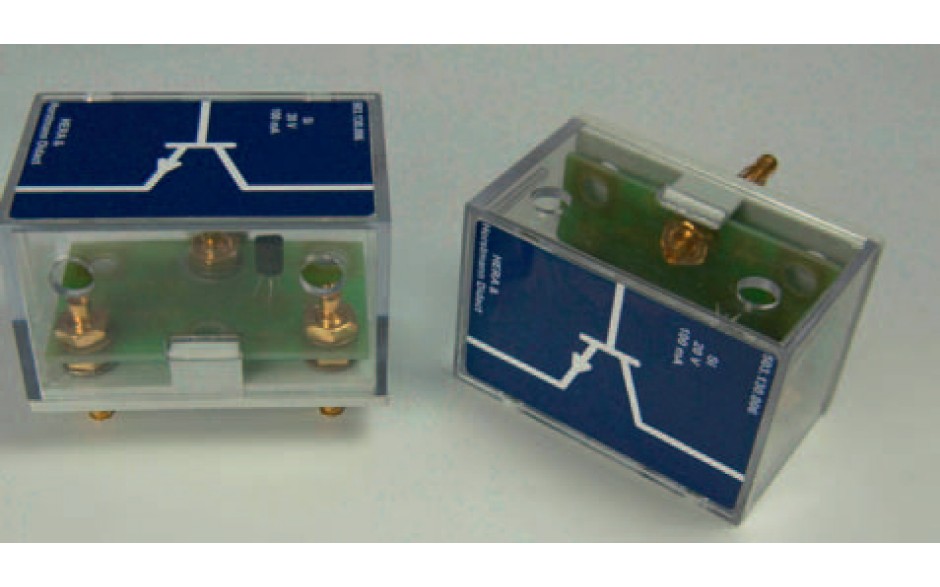 Steekbouwsteen: Transistor PNP 60V, 15A, basis rechts