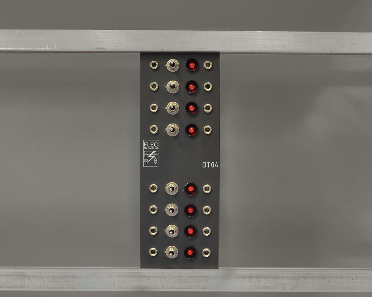 8x LED en 8x schakelaar maak/verbreek voor uitgangssignaaltest
